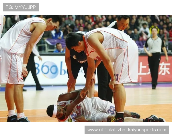 米切尔快速推进上篮打成2+1稳住局势